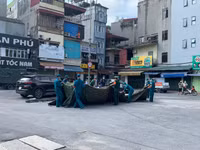 [Ảnh] Cận cảnh 17 chốt 'nội bất xuất, ngoại bất nhập' phong tỏa 2 phường Văn Chương, Văn Miếu