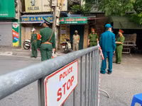 [Ảnh] Cận cảnh 17 chốt 'nội bất xuất, ngoại bất nhập' phong tỏa 2 phường Văn Chương, Văn Miếu