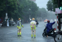 Công an các tỉnh miền Trung sát cánh cùng người dân trong mưa lũ