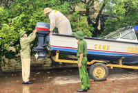 Công an các tỉnh miền Trung sát cánh cùng người dân trong mưa lũ