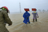 Công an các tỉnh miền Trung sát cánh cùng người dân trong mưa lũ