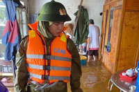 Công an các tỉnh miền Trung sát cánh cùng người dân trong mưa lũ