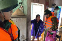 Công an các tỉnh miền Trung sát cánh cùng người dân trong mưa lũ