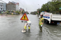 Công an các tỉnh miền Trung sát cánh cùng người dân trong mưa lũ