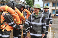 Cảnh sát cơ động vượt lũ cứu dân, mang nhu yếu phẩm đến từng nhà bị cô lập