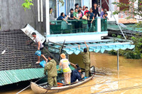 Lực lượng Công an căng mình ứng cứu, bảo vệ dân trong mưa lũ ở miền Trung 