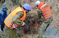 Lực lượng Công an căng mình ứng cứu, bảo vệ dân trong mưa lũ ở miền Trung 