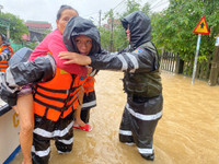 Cảnh sát cơ động vượt lũ cứu dân, mang nhu yếu phẩm đến từng nhà bị cô lập