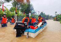 Cảnh sát cơ động vượt lũ cứu dân, mang nhu yếu phẩm đến từng nhà bị cô lập