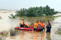 Lực lượng Công an căng mình ứng cứu, bảo vệ dân trong mưa lũ ở miền Trung 