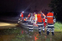 Lực lượng Công an căng mình ứng cứu, bảo vệ dân trong mưa lũ ở miền Trung 