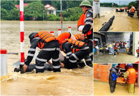 Cảnh sát cơ động vượt lũ cứu dân, mang nhu yếu phẩm đến từng nhà bị cô lập