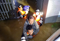 Lực lượng Công an căng mình ứng cứu, bảo vệ dân trong mưa lũ ở miền Trung 