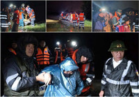 Cảnh sát cơ động vượt lũ cứu dân, mang nhu yếu phẩm đến từng nhà bị cô lập