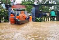 Cảnh sát cơ động vượt lũ cứu dân, mang nhu yếu phẩm đến từng nhà bị cô lập