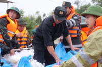 Cảnh sát cơ động vượt lũ cứu dân, mang nhu yếu phẩm đến từng nhà bị cô lập