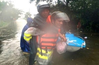 Lực lượng Công an căng mình ứng cứu, bảo vệ dân trong mưa lũ ở miền Trung 