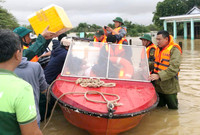 Lực lượng Công an căng mình ứng cứu, bảo vệ dân trong mưa lũ ở miền Trung 