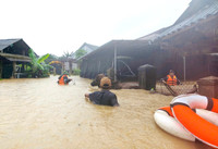 Cảnh sát cơ động vượt lũ cứu dân, mang nhu yếu phẩm đến từng nhà bị cô lập