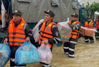 Cảnh sát cơ động vượt lũ cứu dân, mang nhu yếu phẩm đến từng nhà bị cô lập