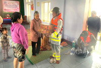 Lực lượng Công an căng mình ứng cứu, bảo vệ dân trong mưa lũ ở miền Trung 