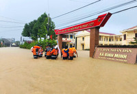 Cảnh sát cơ động vượt lũ cứu dân, mang nhu yếu phẩm đến từng nhà bị cô lập