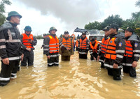 Cảnh sát cơ động vượt lũ cứu dân, mang nhu yếu phẩm đến từng nhà bị cô lập
