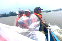 Lực lượng Công an căng mình ứng cứu, bảo vệ dân trong mưa lũ ở miền Trung 