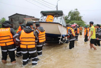Cảnh sát cơ động vượt lũ cứu dân, mang nhu yếu phẩm đến từng nhà bị cô lập
