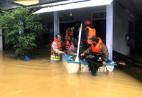 Lực lượng Công an căng mình ứng cứu, bảo vệ dân trong mưa lũ ở miền Trung 