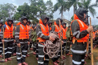 Cảnh sát cơ động vượt lũ cứu dân, mang nhu yếu phẩm đến từng nhà bị cô lập