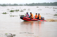 Lực lượng Công an căng mình ứng cứu, bảo vệ dân trong mưa lũ ở miền Trung 