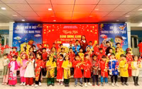 Học sinh ở Hà Nội thích thú gói bánh chưng, tìm hiểu Tết cổ truyền