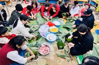 Học sinh ở Hà Nội thích thú gói bánh chưng, tìm hiểu Tết cổ truyền