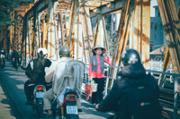 Ấn tượng bộ ảnh áo bà ba trên cây cầu Long Biên trăm tuổi