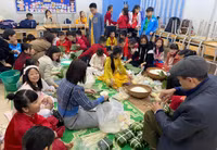 Học sinh ở Hà Nội thích thú gói bánh chưng, tìm hiểu Tết cổ truyền