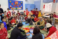 Học sinh ở Hà Nội thích thú gói bánh chưng, tìm hiểu Tết cổ truyền
