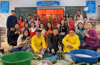 Học sinh ở Hà Nội thích thú gói bánh chưng, tìm hiểu Tết cổ truyền