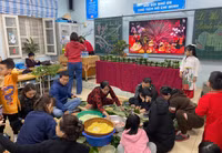 Học sinh ở Hà Nội thích thú gói bánh chưng, tìm hiểu Tết cổ truyền