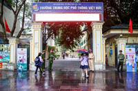 Công an Hà Nội tăng kiểm soát, đảm bảo an toàn giao thông ở các cổng trường