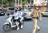 Công an Hà Nội tăng kiểm soát, đảm bảo an toàn giao thông ở các cổng trường