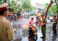Công an Hà Nội tăng kiểm soát, đảm bảo an toàn giao thông ở các cổng trường