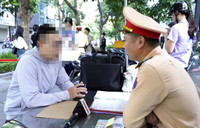 Công an Hà Nội tăng kiểm soát, đảm bảo an toàn giao thông ở các cổng trường