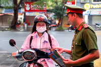 Công an Hà Nội tăng kiểm soát, đảm bảo an toàn giao thông ở các cổng trường