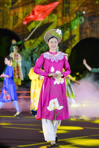 Ấn tượng đêm khai mạc Lễ hội Áo dài du lịch Hà Nội 2024