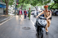 Công an Hà Nội tăng kiểm soát, đảm bảo an toàn giao thông ở các cổng trường