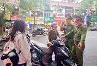 Công an Hà Nội tăng kiểm soát, đảm bảo an toàn giao thông ở các cổng trường