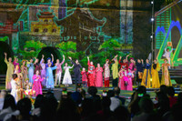 Ấn tượng đêm khai mạc Lễ hội Áo dài du lịch Hà Nội 2024