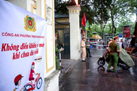 Công an Hà Nội tăng kiểm soát, đảm bảo an toàn giao thông ở các cổng trường