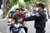 Công an Hà Nội tăng kiểm soát, đảm bảo an toàn giao thông ở các cổng trường